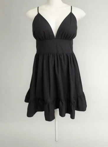 Vestido Preto com Decote em V e Babado