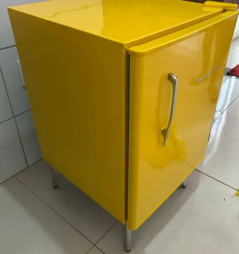 Frigobar retrátil amarelo 