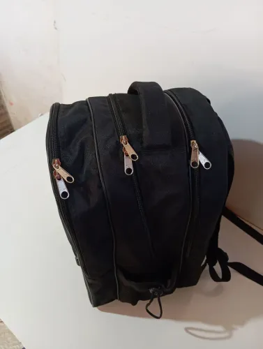 Mochila preta espaçosa com múltiplos compartimentos