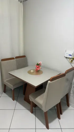 Vendo mesa com 4 cadeiras