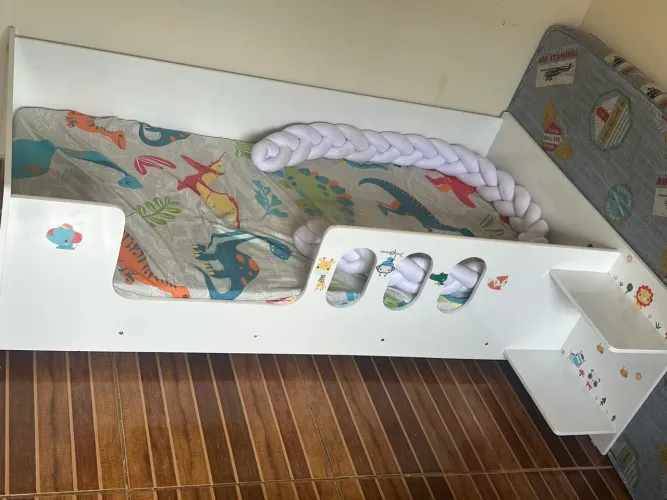Cama infantil semi nova com colchão poucos meses de uso 400,00