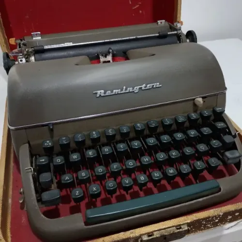 Máquina de Escrever Remington Quiet-Riter Anos 50 | Rara Tecla Cr$ | Vintage Colecionador