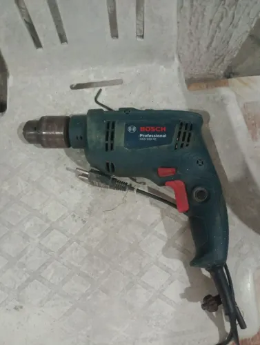 Furadeira Bosch 550 volts r$ 150