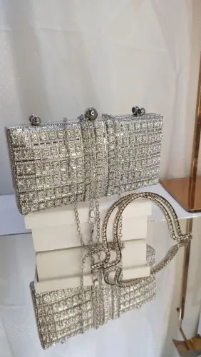 Bolsa de festa, disponível prata.