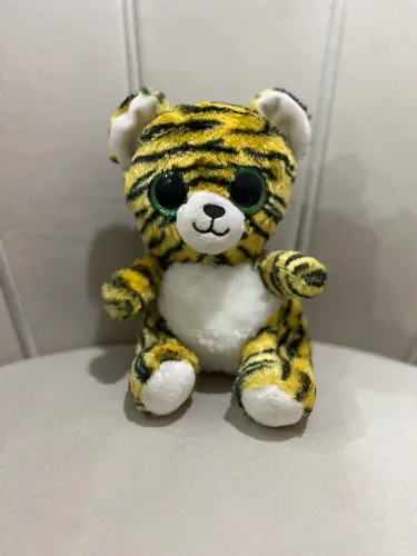 pequeno urso de pelúcia de tigre