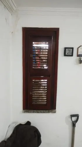 Porta e janelas de madeira 