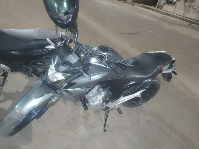 Vendo essa linda moto cb Twister na cor cinza linda quitada só no ponto de trânferir