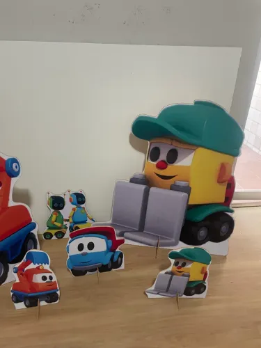 Kit com 7 totens Léo, o Caminhão para festa infantil