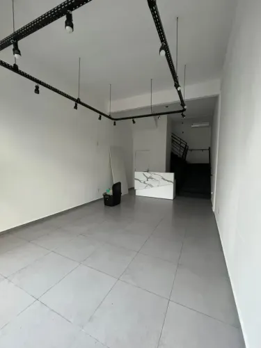 Excelente sala comercial para locação, localizada em frente na Rua Tijucas.