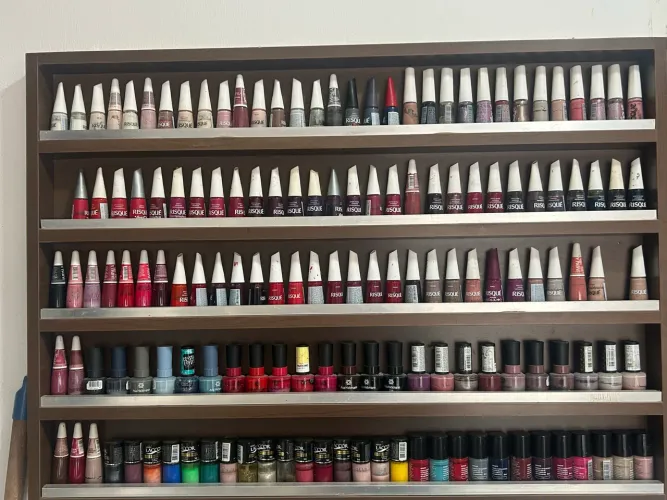 Expositor de esmaltes com os esmaltes