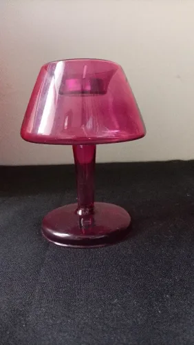 Suporte de vela de vidro rosa com design de candeeiro de mesa, da loja Imaginarium.
