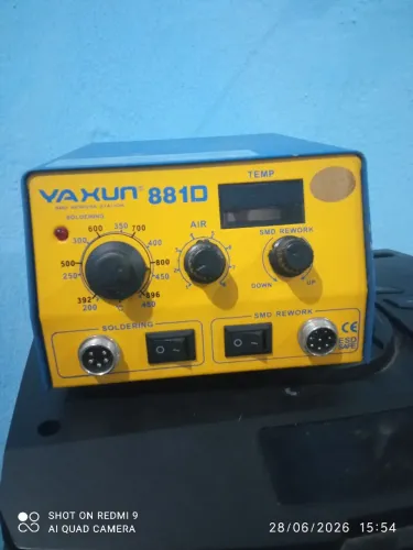 Esta é uma estação de solda e retrabalho de ar quente modelo Yaxun 881D.