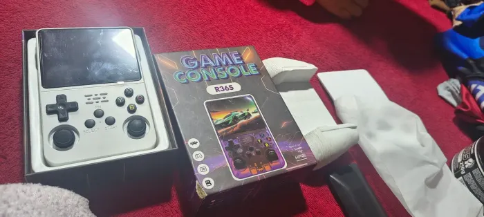 Vendo ou troco por controle de Xbox one game R36S completo com película ainda 