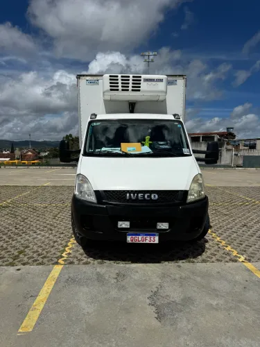 Iveco 70c17 com baú gancheira e piso canaletado !!!