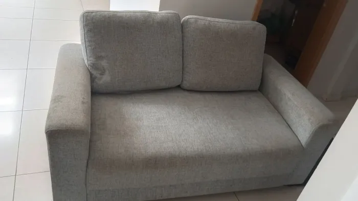 Sofá Dois lugares com Almofada em ótimo estado  