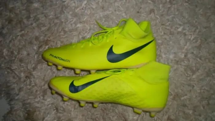 Chuteira Nike Phantom Vision Club Campo com caneleira