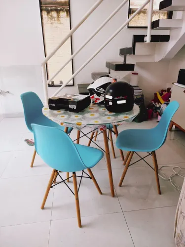 Lindo conjunto de mesa com cadeiras