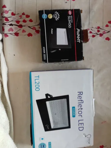 2 Refletor de led 1 de 200 e o outro e de 50. Os 2 por 100 reais