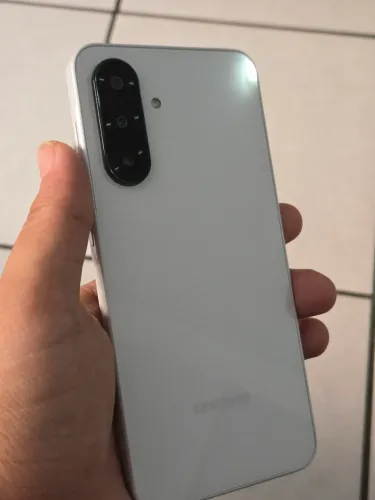 Samsung Galaxy A26 branco 8Gb + 256Gb armazenamento. Caixa e acessórios.