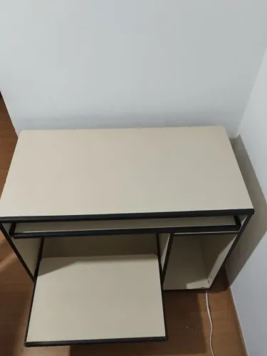 Mesa Escrivaninha para Computador com Prateleiras e Rodízios