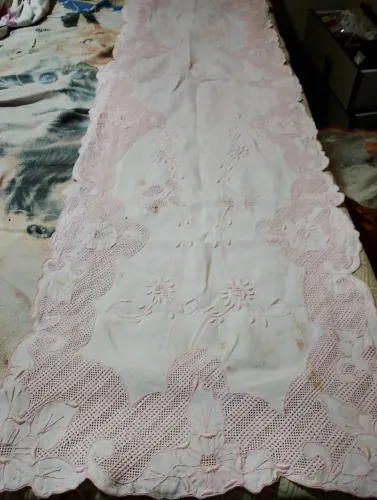 Estola ricamente bordada, antiga, 1.50m por 40 cm, serve como centro de mesa tbm