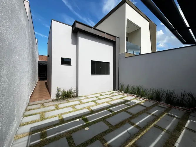 Casa com 3/4 sendo uma suite em rua fechada no Santa Cruz 1