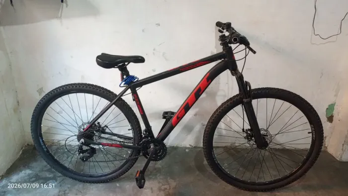 Bicicleta GTI vermelha e preta
