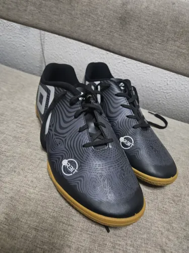Tênis de futsal umbro original tamanho 42
