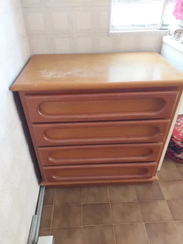 Vendo cômoda de madeira, aparador e cama conservados.