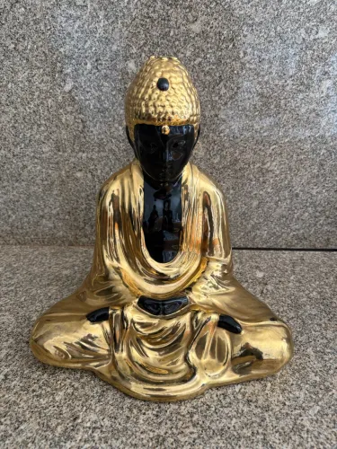 Escultura de Buda em Porcelana com Acabamento Dourado Luxo