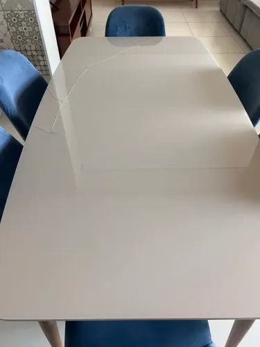 Mesa laqueada com trinca