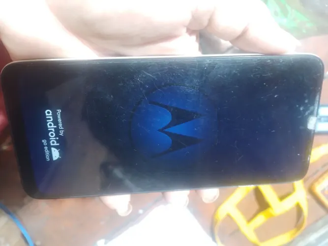 Celular que liga e desliga