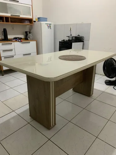 Vende-se mesa de jantar.