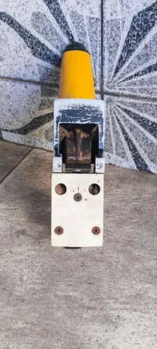 grampeador pneumático de pisos de madeira (assoalhos), modelo Bostitch MIII.