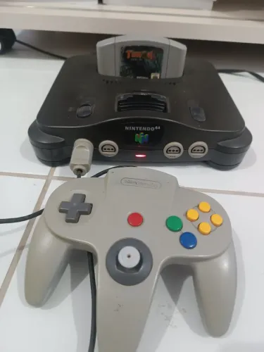 Nintendo 64 com Turok 2 e um controle