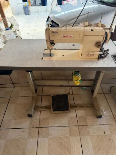 Máquina de costura reta