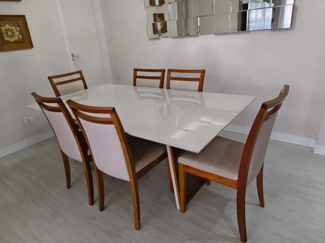 Mesa em Madeira maciça com tampo de vidro - 6 lugares