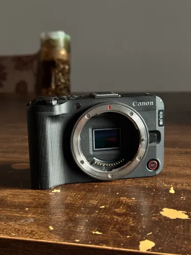 Canon R50V