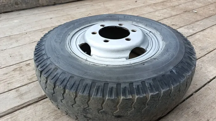 roda e pneu para caminhão 710
