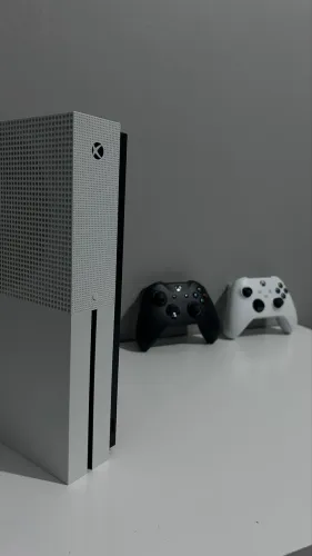Xbox One S 1TB + 2 Controles Originais + Kit Baterias + HDMI