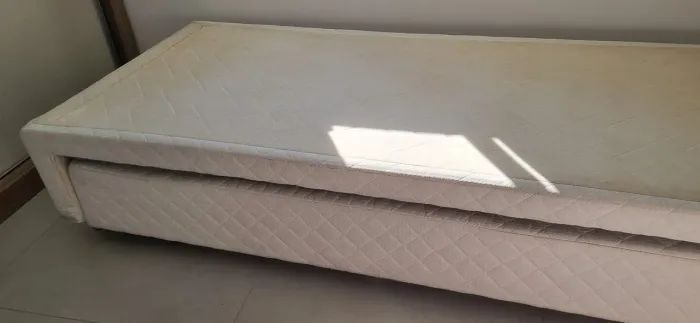 Box com cama auxiliar embutida