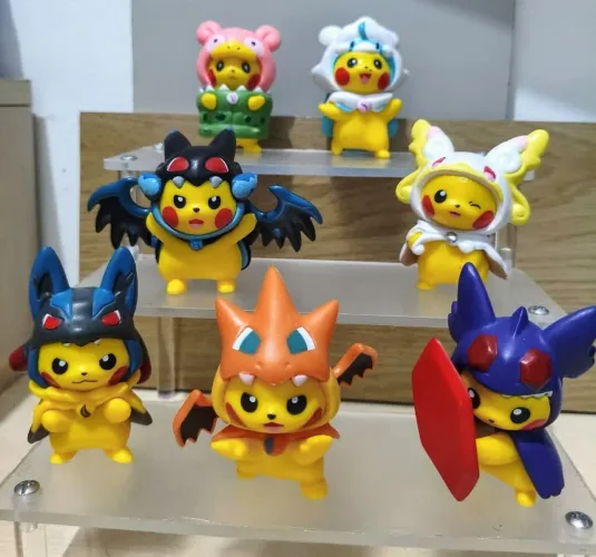 7 bonecos pokémon Pikachus fantasiados