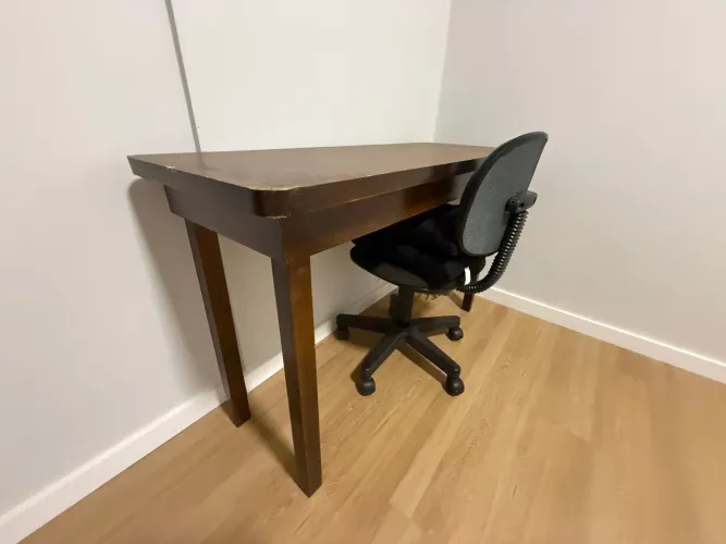 Escrivaninha com cadeira