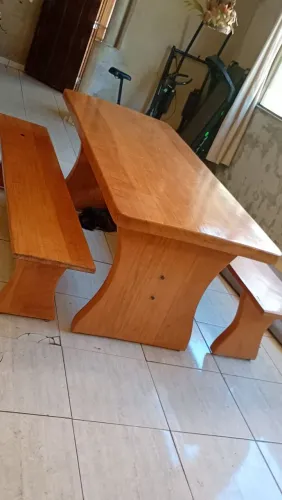 Mesa de madeira com 2 bancos