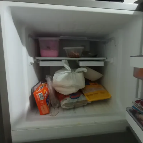 VENDO GELADEIRA USADA MAS PEGANDO NORMAL (OBS: QUERO UMA MAIOR)
