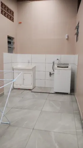Quarto (alugo) direto com proprietário. Internet, água, luz, gás, estacionamento incluso.