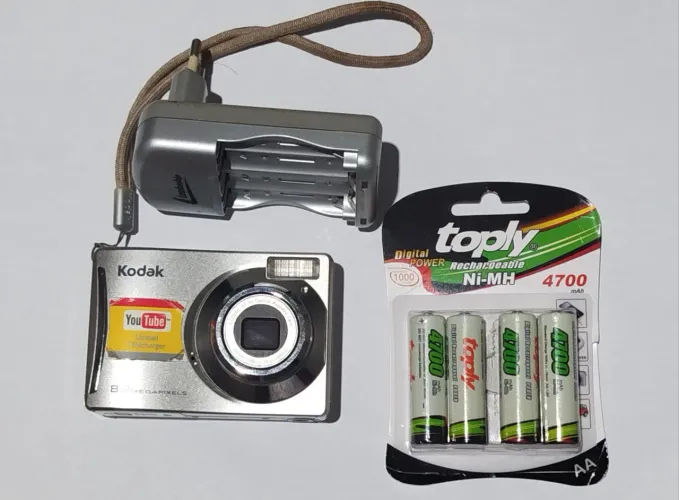 Câmera Digital Kodak EasyShare C140 8.2MP + Carregador e 4 Pilhas Recarregáveis