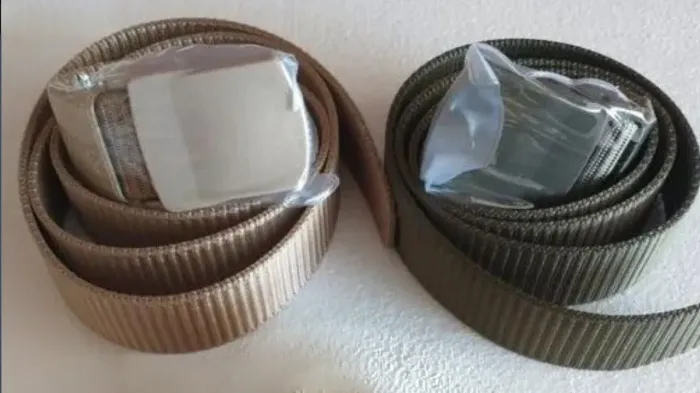 2 cintos com fivelas, 1 marrom, 1 verde