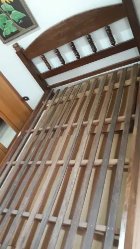 Cama de casal em madeira nobre