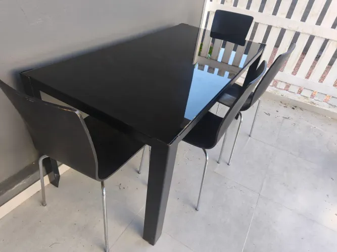 Vendo Mesa de Jantar com Tampo de Vidro e 4 cadeiras